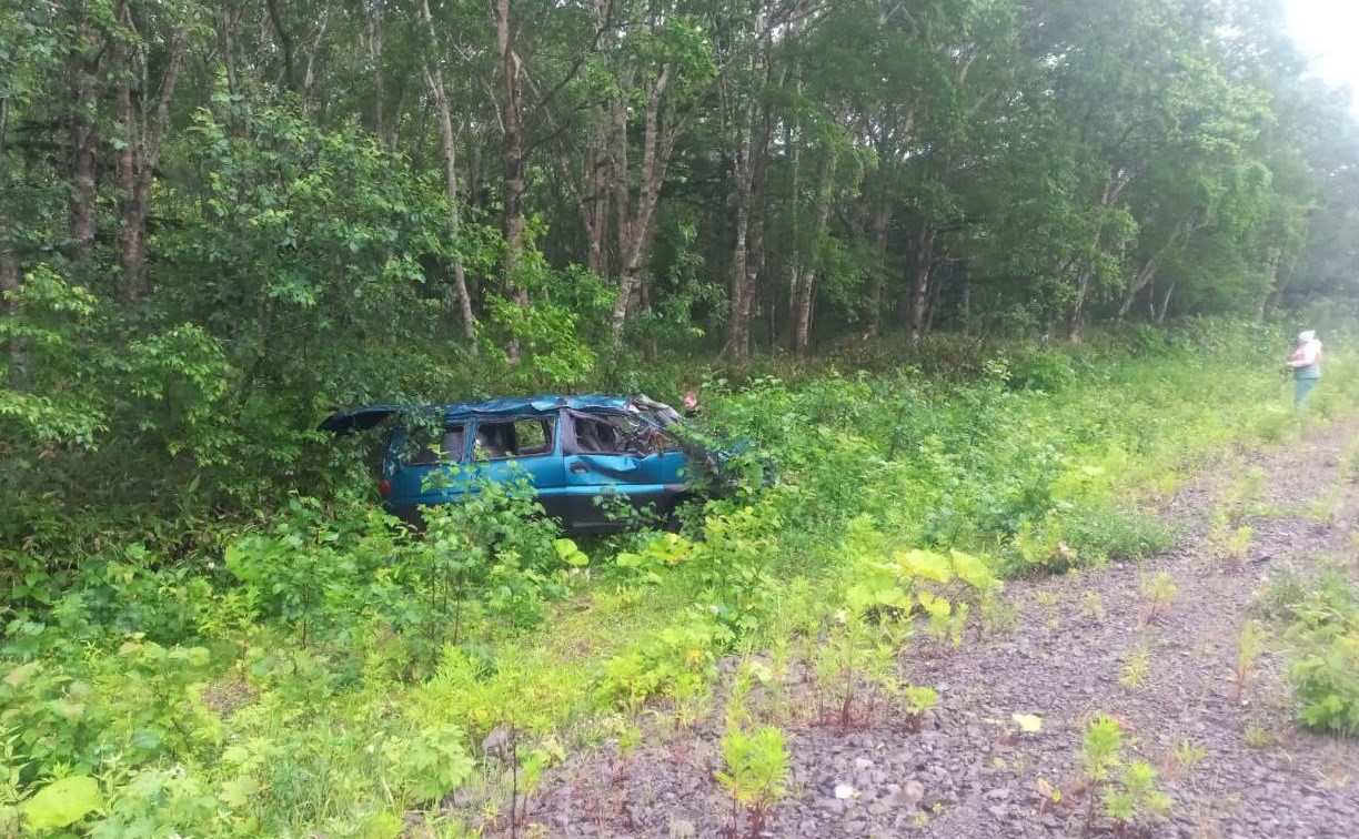 Два человека пострадали в улетевшем в лес микроавтобусе на Курилах