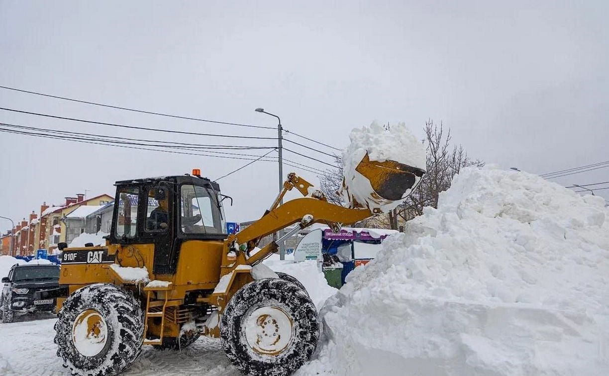 Свыше 100 единиц техники чистят 27 января Южно-Сахалинск от снега