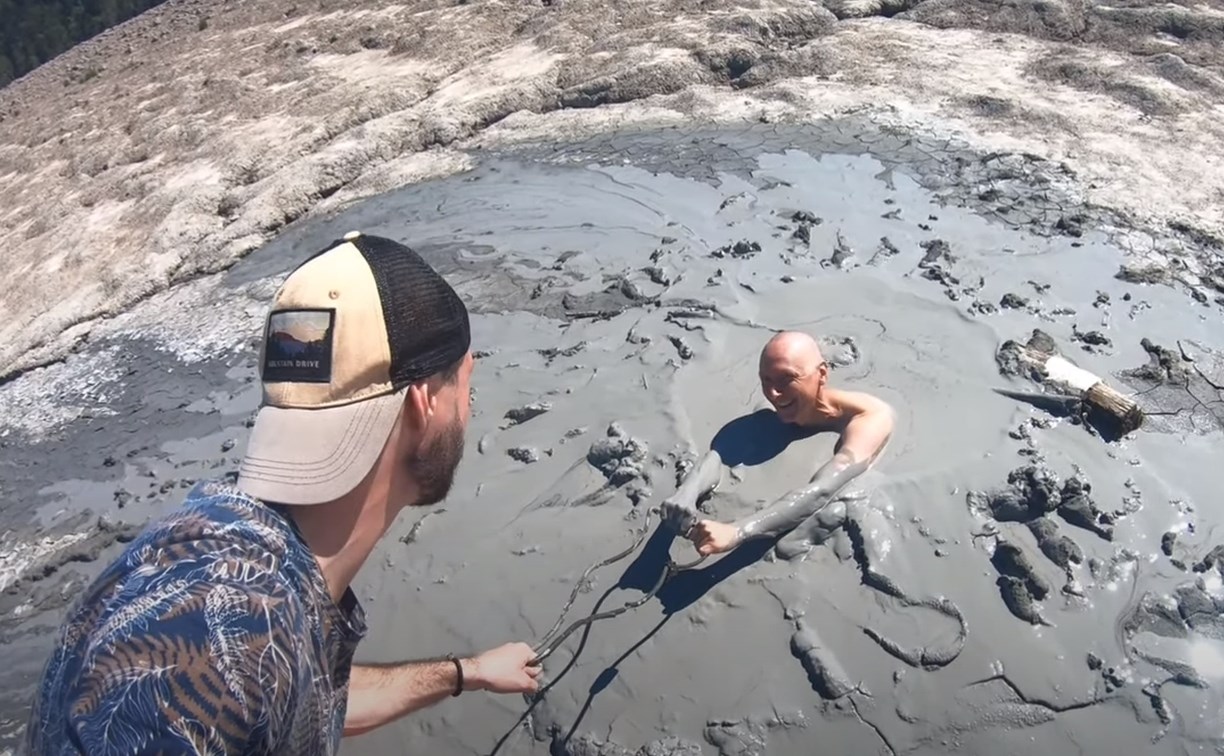"Только не отпускай!": сахалинец по шею окунулся в грязевой вулкан