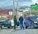 "Сработали подушки безопасности": на ул. Емельянова в Южно-Сахалинске столкнулись Suzuki Escudo и седан 