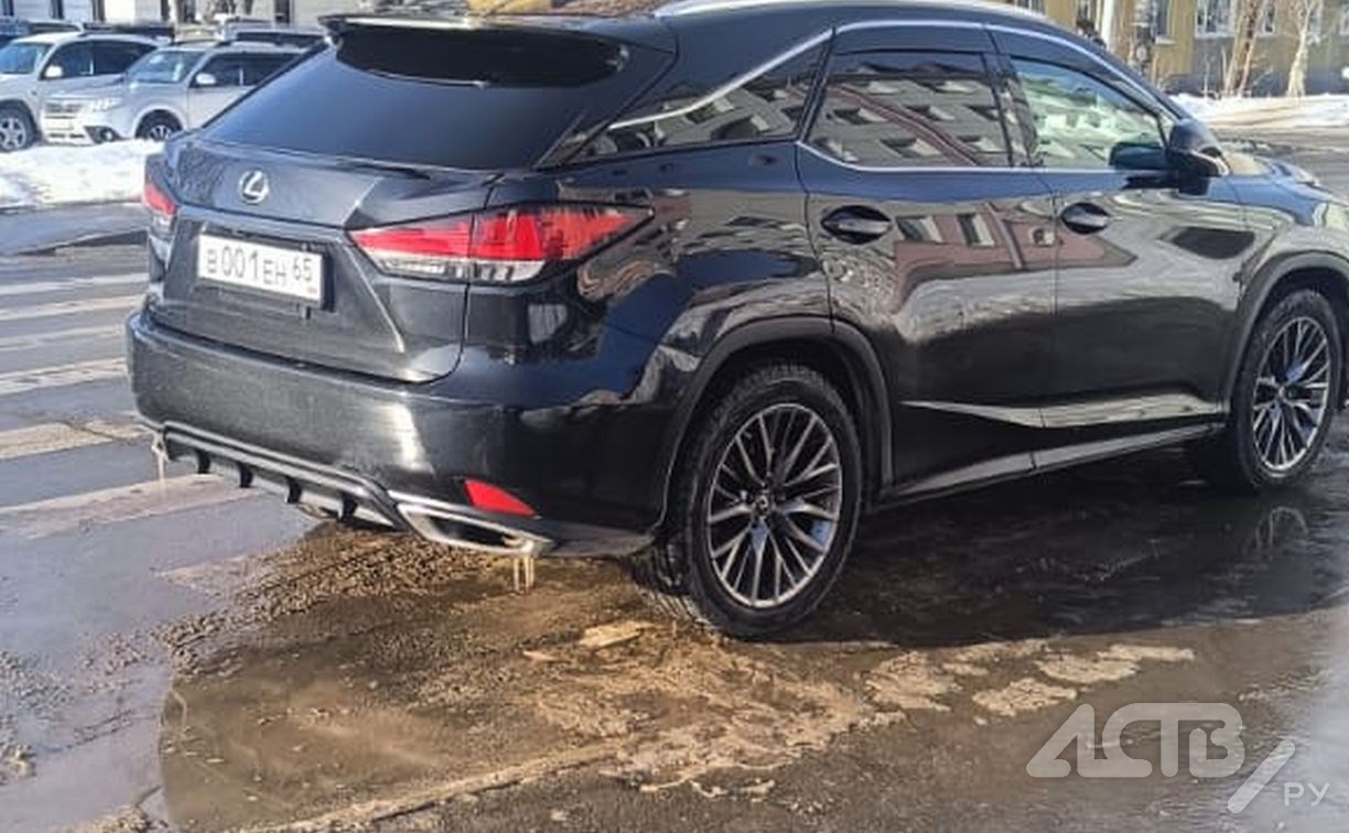 Автохам на Lexus полностью перекрыл путь к пешеходному переходу в Южно-Сахалинске