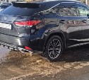 Автохам на Lexus полностью перекрыл путь к пешеходному переходу в Южно-Сахалинске