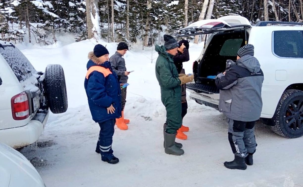 Сотрудники МЧС нагрянули к сахалинским рыбакам на озеро Изменчивое