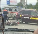 Такси и мопед столкнулись в Южно-Сахалинске