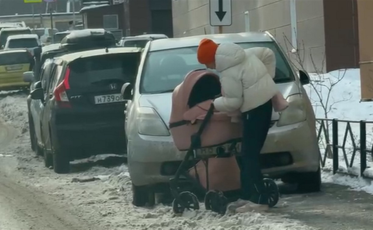 Девушка с коляской не смогла пройти по тротуару в Южно-Сахалинске из-за стоящих машин 
