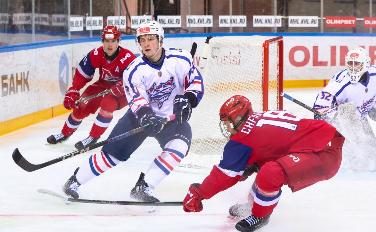 "Сахалинские Акулы" уступили лидеру конференции "Локо" в выездном матче