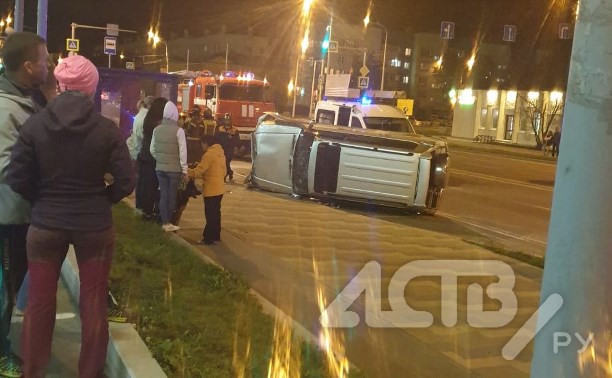 Очевидцы: автомобиль врезался в остановочный павильон в Южно-Сахалинске