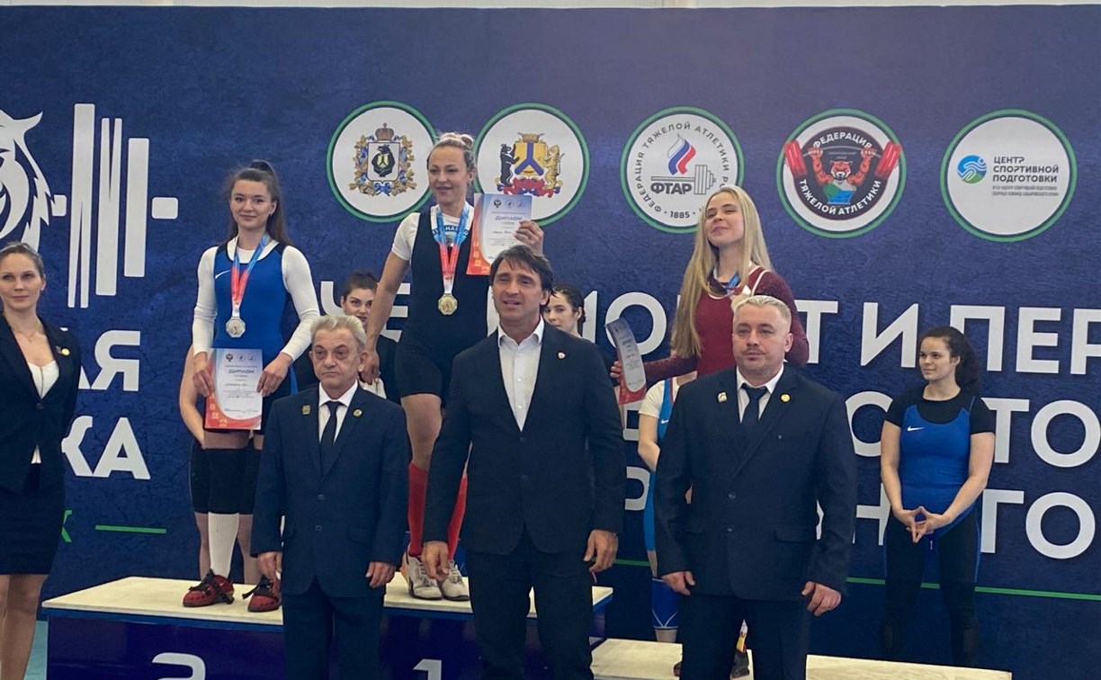 Восемь медалей привезли сахалинцы с первенства ДФО по тяжёлой атлетике