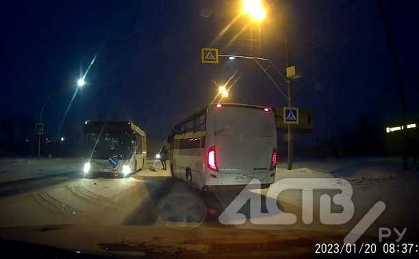 Пассажирский автобус в Южно-Сахалинске снёс островок безопасности в метре от пешехода