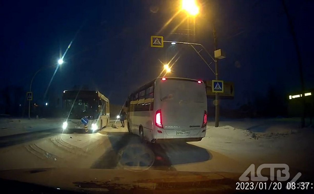 Пассажирский автобус в Южно-Сахалинске снёс островок безопасности в метре от пешехода