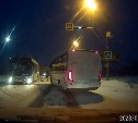 Пассажирский автобус в Южно-Сахалинске снёс островок безопасности в метре от пешехода
