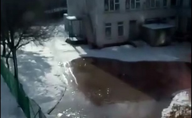 Крупный порыв затопил детсад и несколько улиц Южно-Сахалинска