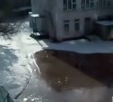 Крупный порыв затопил детсад и несколько улиц Южно-Сахалинска