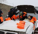 Застрявшего в автомобиле человека сахалинские спасатели вызволяли на скорость 