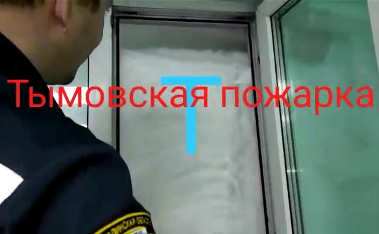 Сахалинские пожарные сняли видео, как их часть замело по второй этаж 
