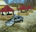 Спящий водитель автомобиля вылетел в кювет на дороге Южно-Сахалинск - Корсаков