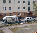 Стройматериалы по Южно-Сахалинску перевозят в грузовике для доставки пельменей