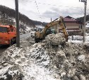 Жители Холмска сообщили о сбросе снега с реагентами в реку