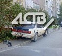 Автохамы в Южно-Сахалинске паркуются на тротуарах и у дверей подъездов