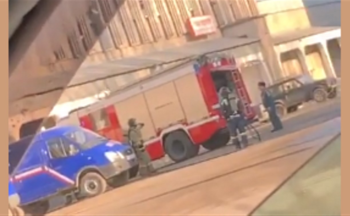 К зданию почты в Южно-Сахалинске прибыли пожарные