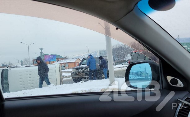 При столкновении трёх машин в Южно-Сахалинске одна из них опрокинулась