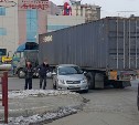 Контейнеровоз, легковушка и небольшой грузовик столкнулись в Южно-Сахалинске