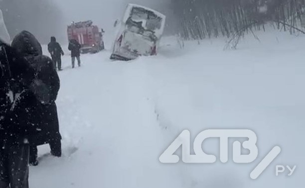 "Побольше бы таких чиновников": пассажиры застрявшего в метель автобуса поблагодарили мэра Смирных
