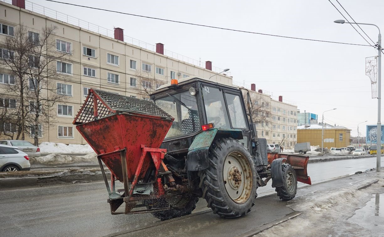 В Южно-Сахалинске круглосуточно ведут борьбу с гололёдом на улицах