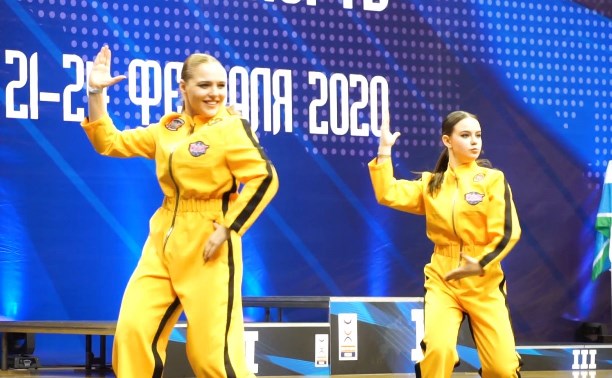 Чир-спортсменки школы "Grace" устраивают танцевальный спектакль для сахалинцев