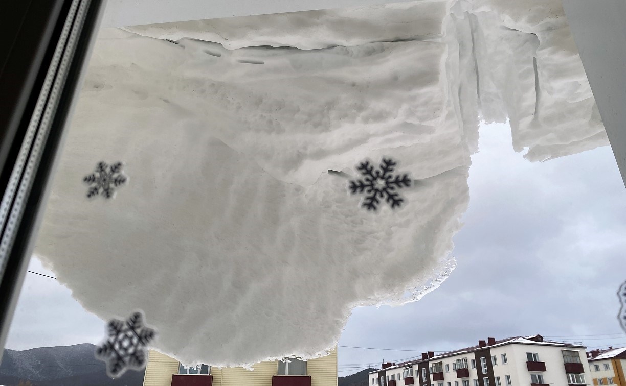 Огромная глыба льда в Томари повредила фасад и изрядно напугала жителей