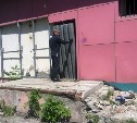 Власти Южно-Сахалинска ищут хозяина заброшенного здания в Луговом