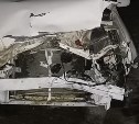 Попавший в ДТП автомобиль разбирают на запчасти на долинской трассе