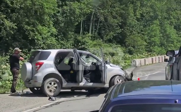 Вылетела в кювет и перевернулась: на охотской трассе произошла авария