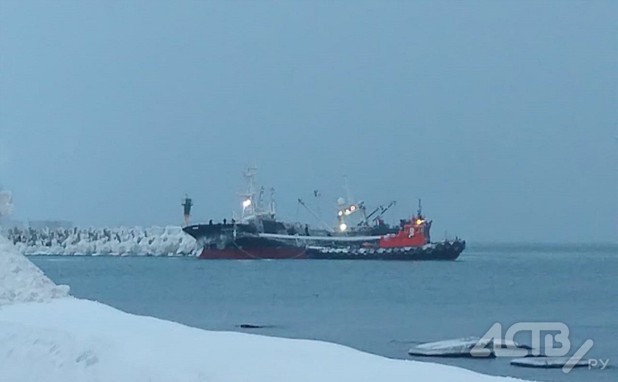 Очевидцы: рыболовное судно село на мель в порту Холмска