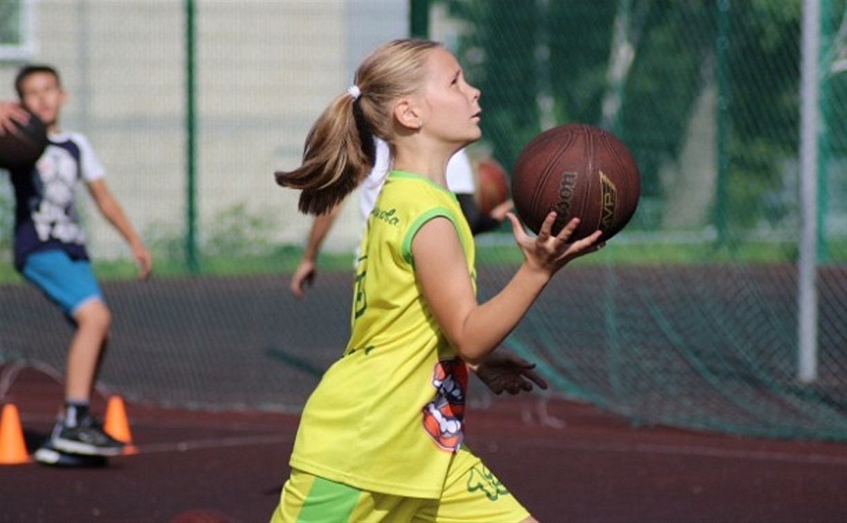 Евгений Мячин отвлек сахалинских детей баскетболом