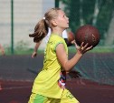 Евгений Мячин отвлек сахалинских детей баскетболом