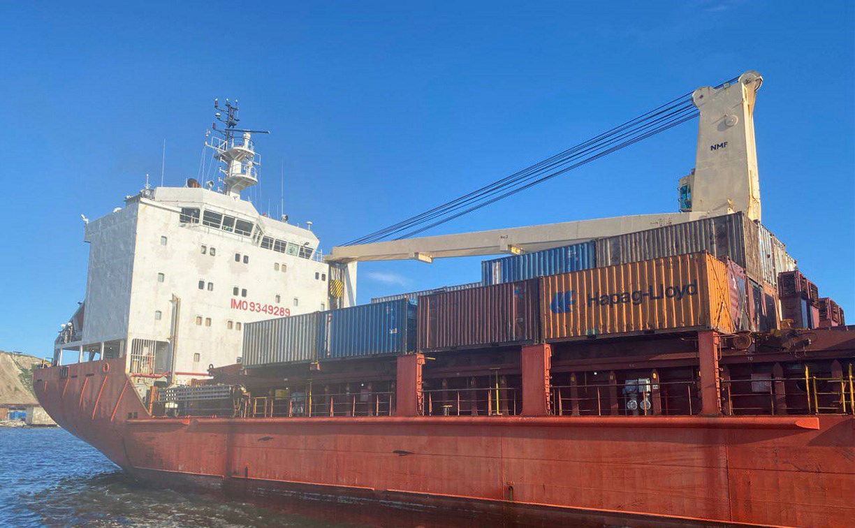 В порту Корсаков организовали круглосуточную разгрузку судов и вывоз социально значимого груза