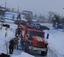 В Южно-Сахалинске спасатели эвакуировали пенсионерку из горящего дома 