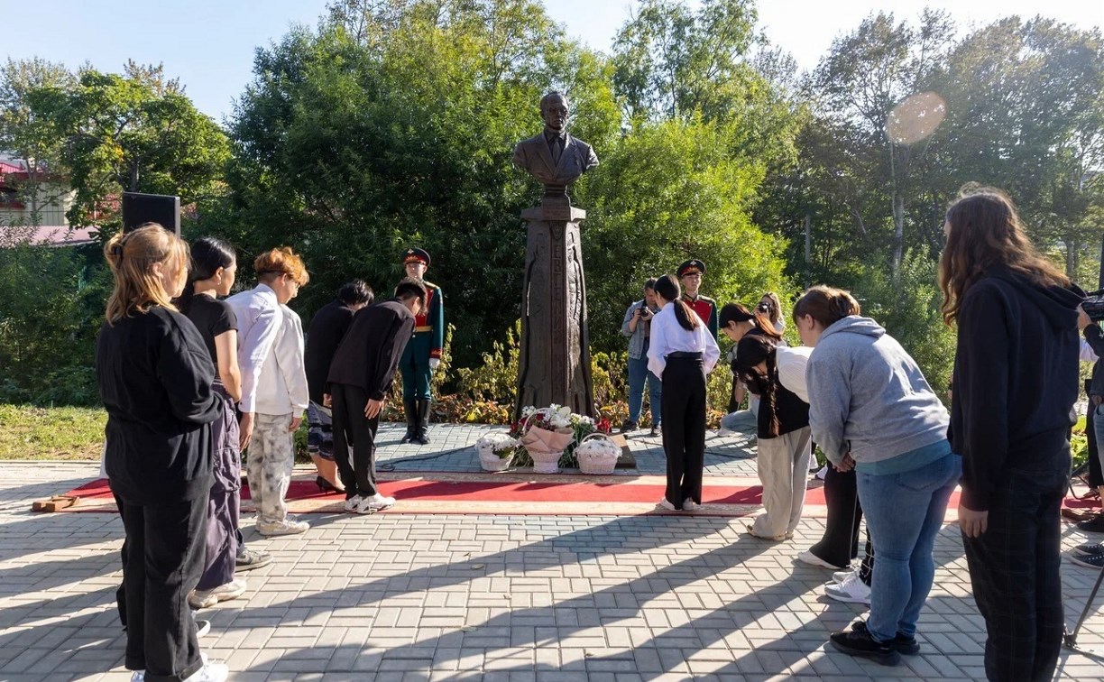 В Южно-Сахалинске открыли бюст Герою Советского Союза Евгению Киму