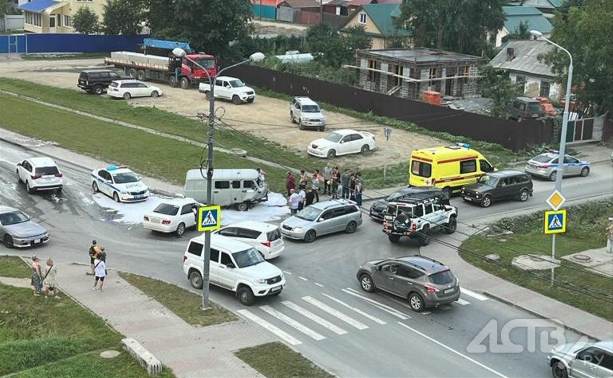 В ДТП с участием "буханки" и иномарки в Южно-Сахалинске пострадал мужчина