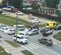 В ДТП с участием "буханки" и иномарки в Южно-Сахалинске пострадал мужчина