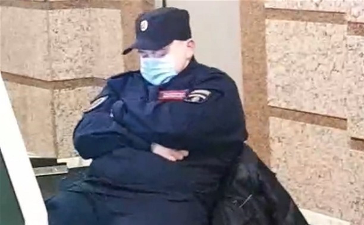 Курильчанин снял спящего "полицейского", уставшего проверять багаж на вокзале