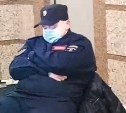 Курильчанин снял спящего "полицейского", уставшего проверять багаж на вокзале