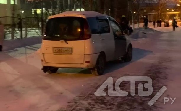 Сотрудники ГАИ нашли водителя, который ездил по тротуару в Южно-Сахалинске