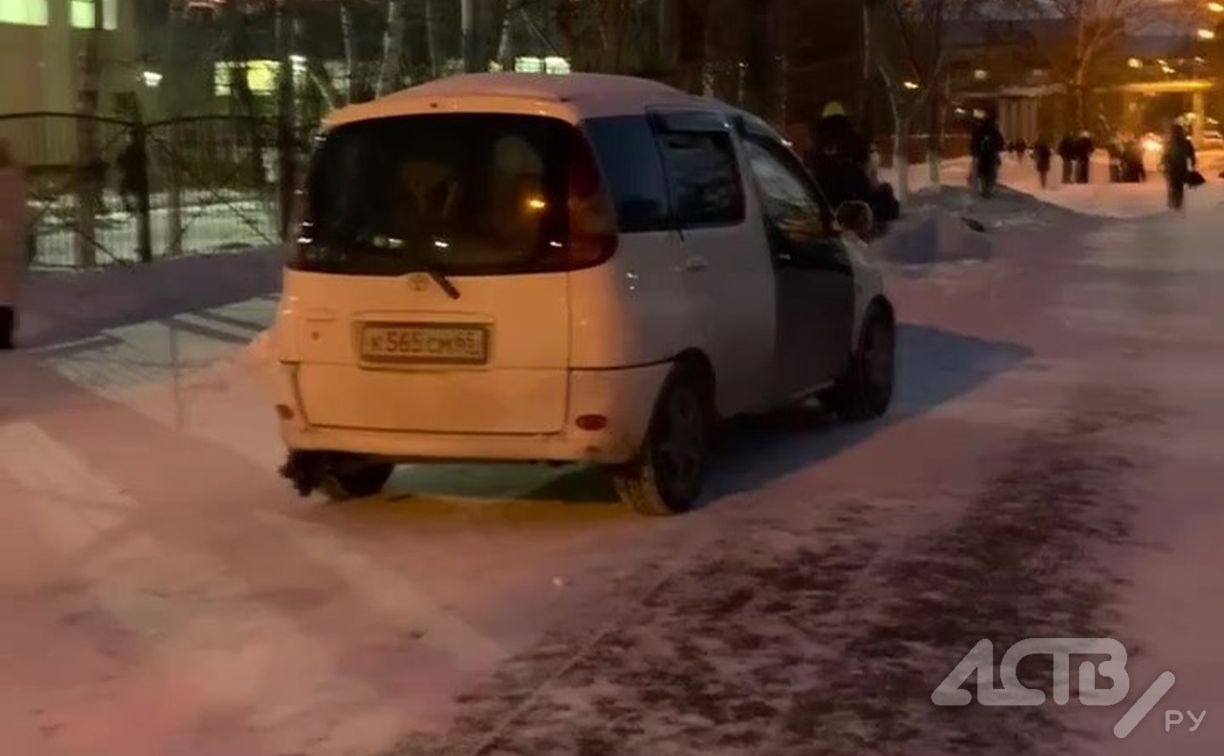 Сотрудники ГАИ нашли водителя, который ездил по тротуару в Южно-Сахалинске