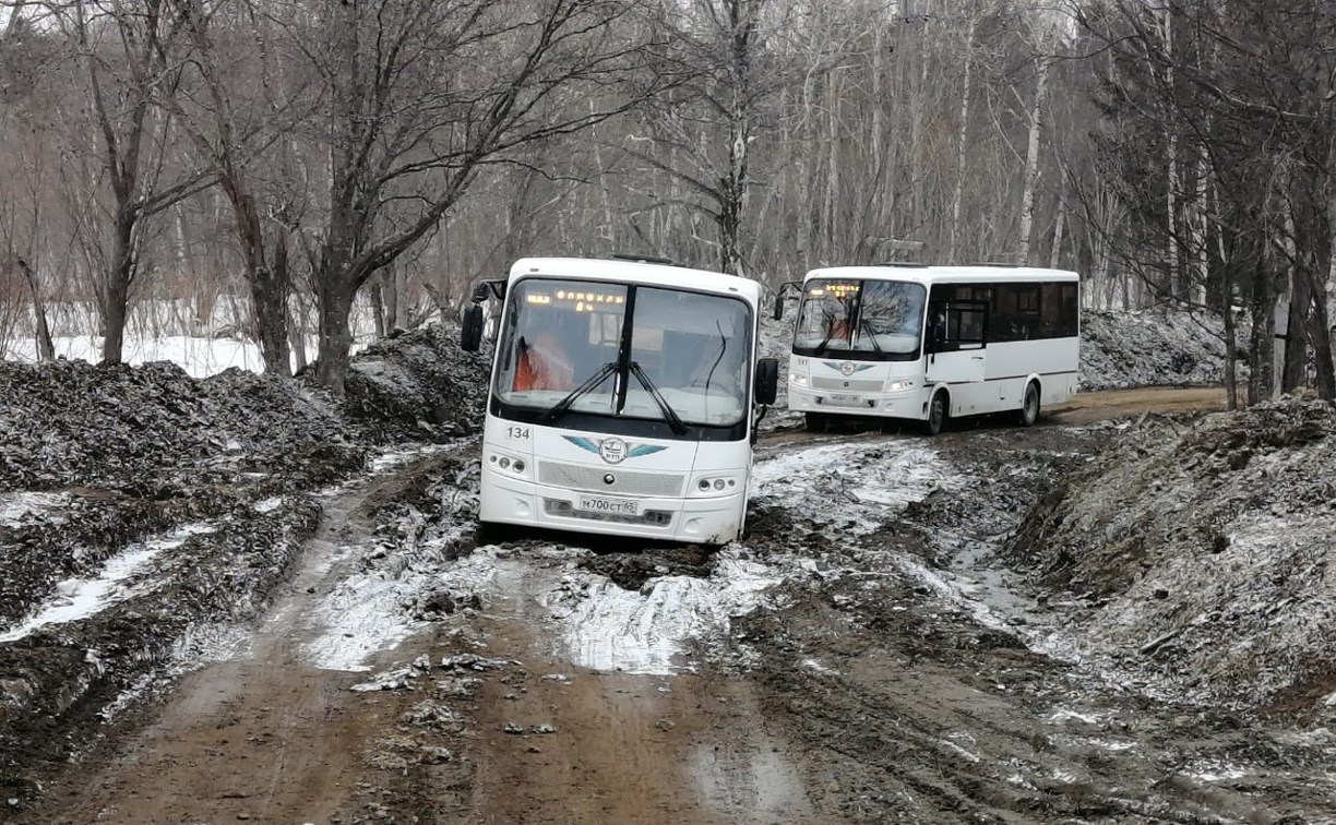 Очередной рейсовый автобус увяз в грязи в Елочках - Новости Южно Сахалинска  - astv.ru