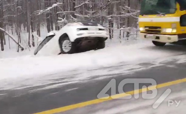 Автомобили в метель массово улетают в кювет на корсаковской трассе