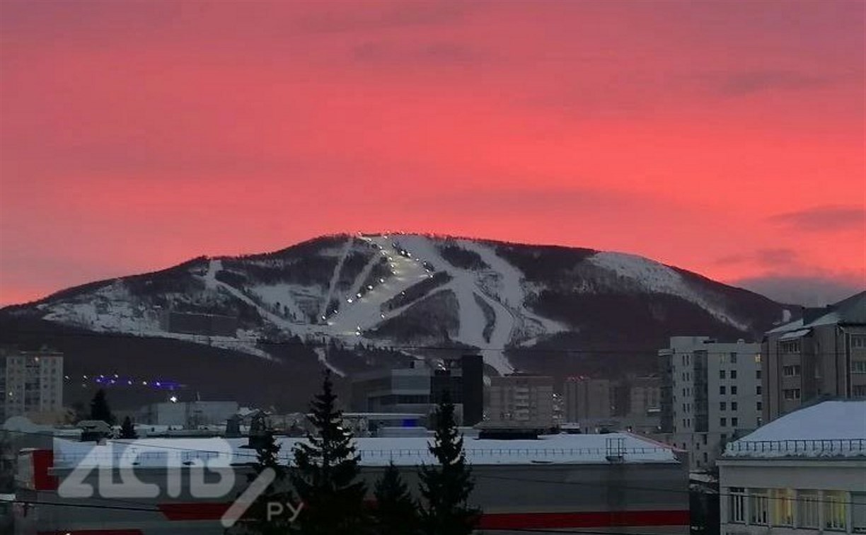  Малиновый рассвет порадовал сахалинцев утром 3 февраля
