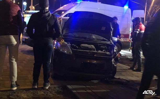 Автомобиль вынесло на тротуар при ДТП в Южно-Сахалинске