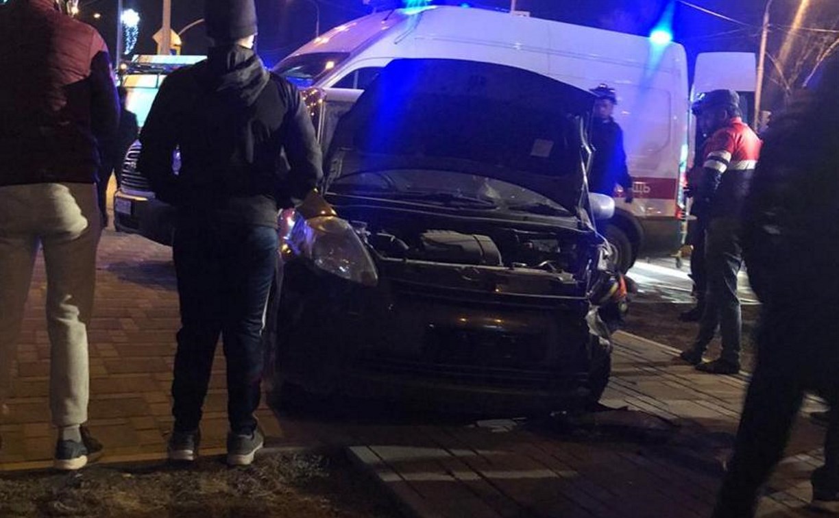 Автомобиль вынесло на тротуар при ДТП в Южно-Сахалинске